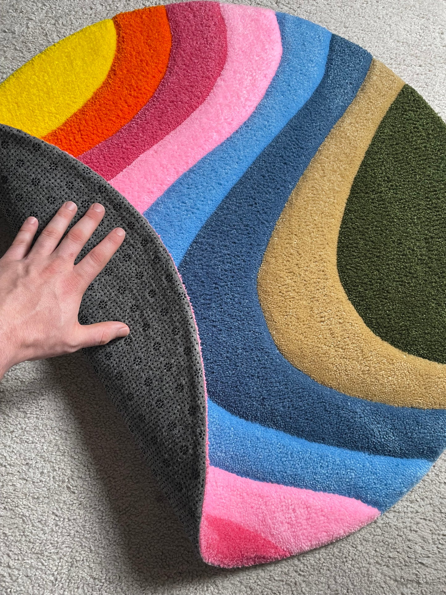 Wavy sun burst rug w/ non-slip backing (Circle)