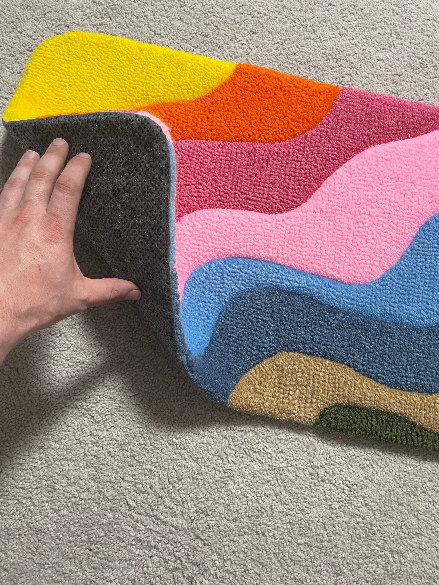 Wavy sun burst rug w/ non-slip backing (Rectangle)